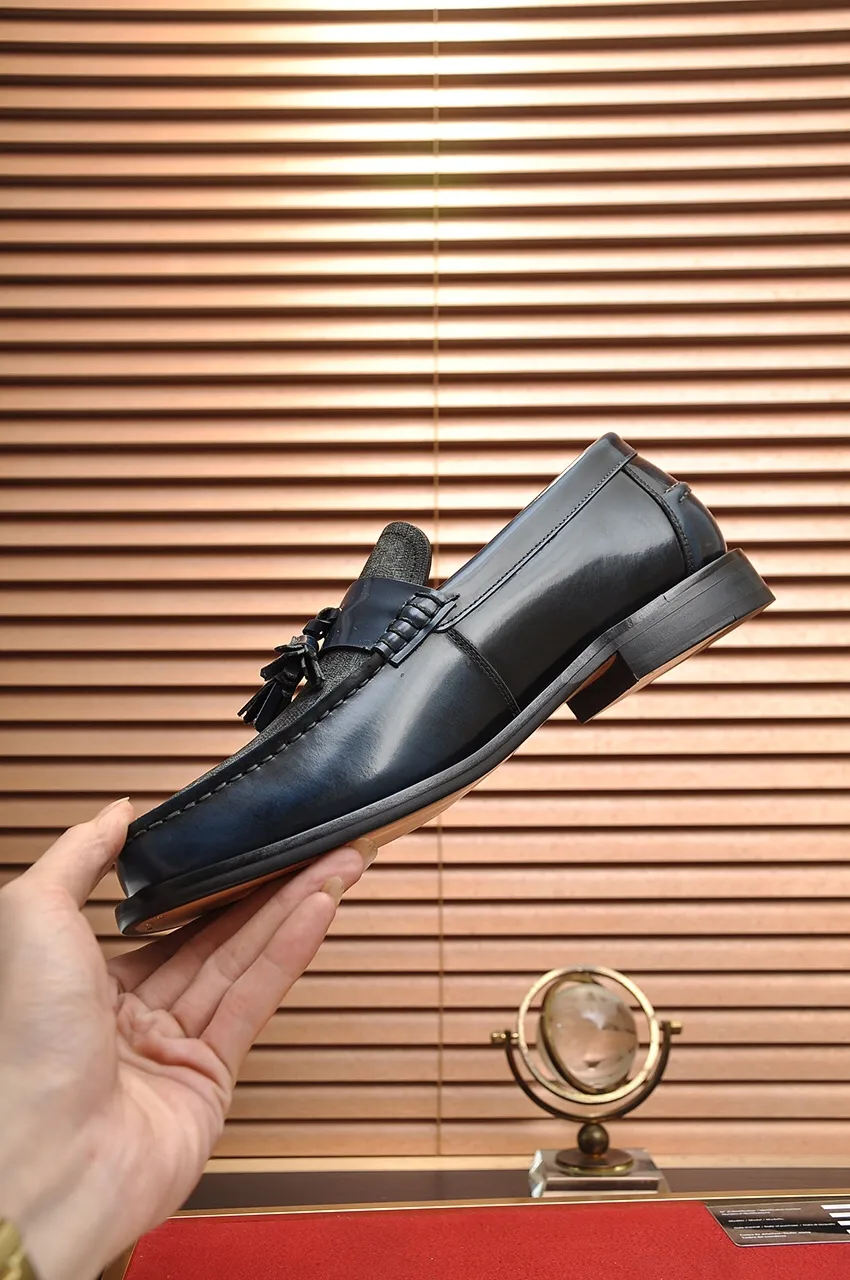 Men's shoes💰560💶Italy's top luxury men's shoe giant (GUCCI) (Gucci) (full cowhide lining) new arrival🍃Original European style🔰 Pleasant to the eye😍In order to make the shoes more durable and non-deformable🌀The production continues to follow traditional methods but there is still no lack of innovation💪Choose original sheepskin for the leather♻️ Smooth and natural And extra bright ⭐Made of imported cowhide, the first choice of rich people 38-45 (45 customized)